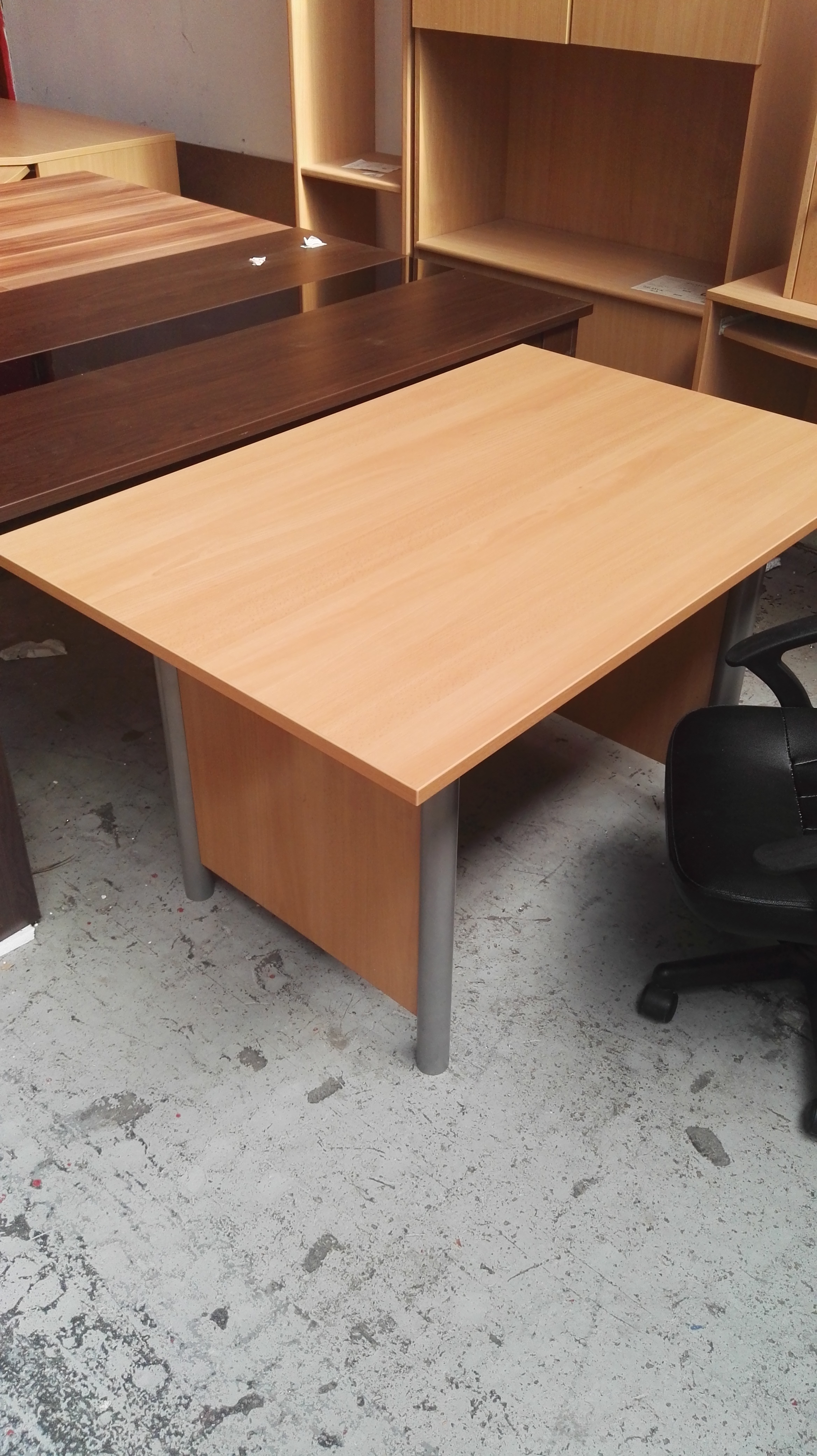 Písací stôl s kovovými nohami     45 €